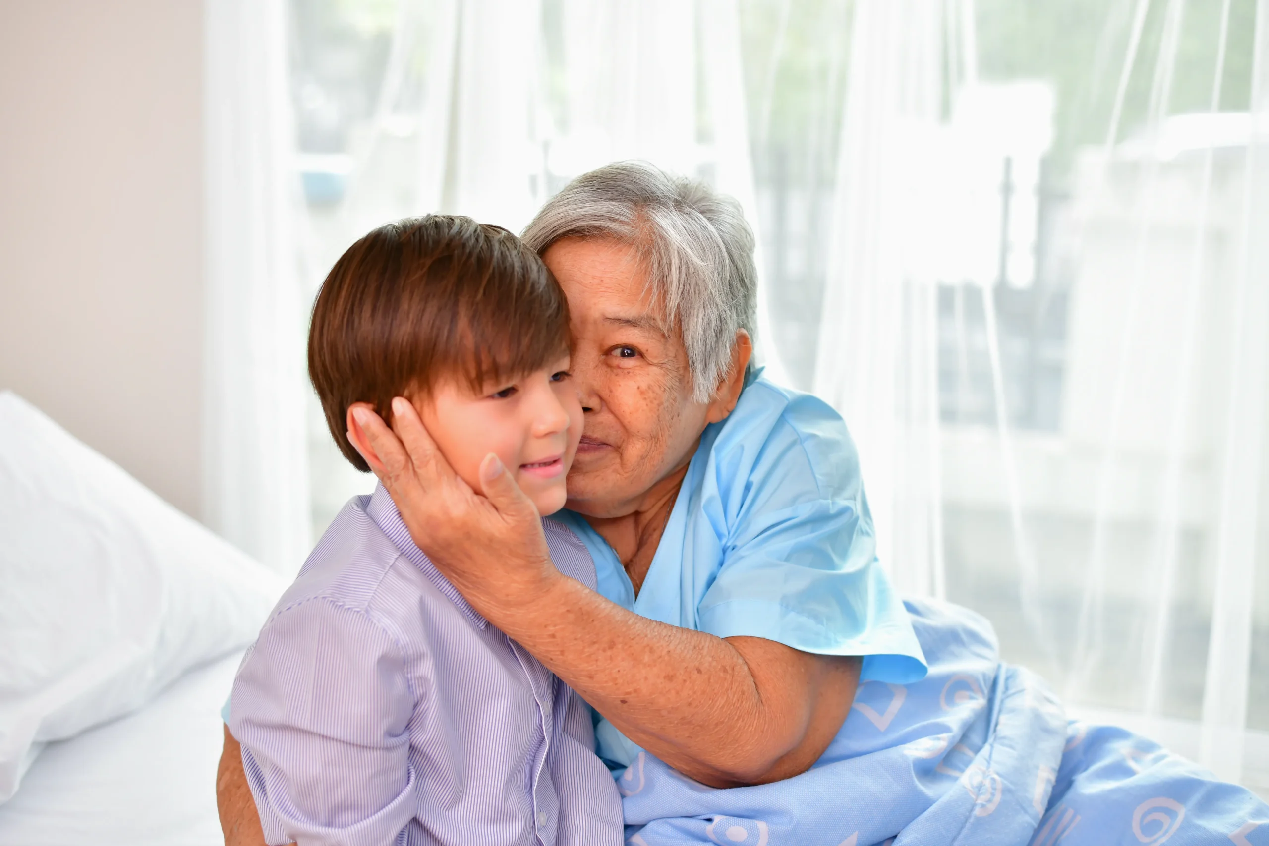abuela-enferma-con-nieto-en-la-sala-del-hospital