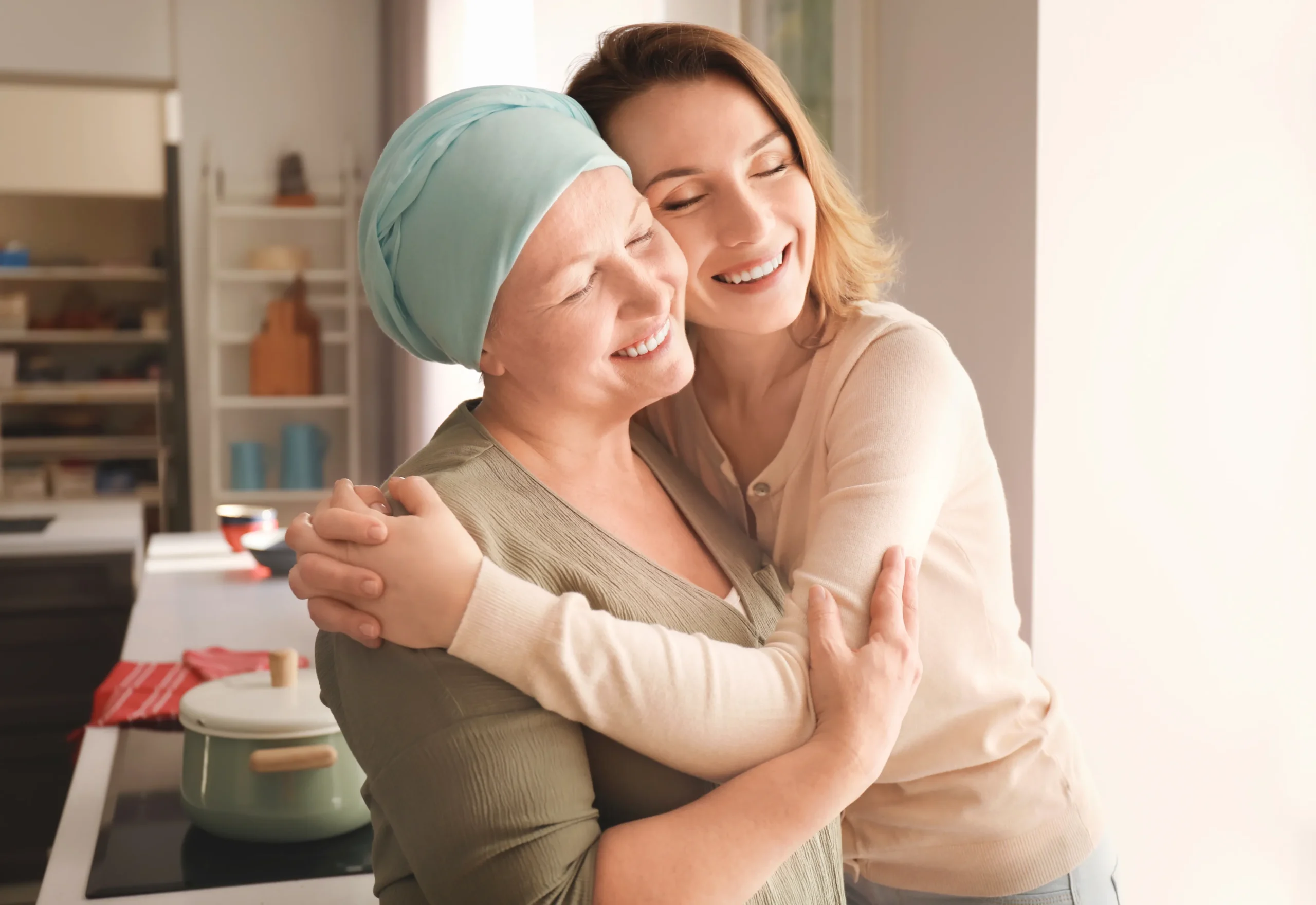 mujer-joven-visitando-su-madre-con-cancer-en-el-interior
