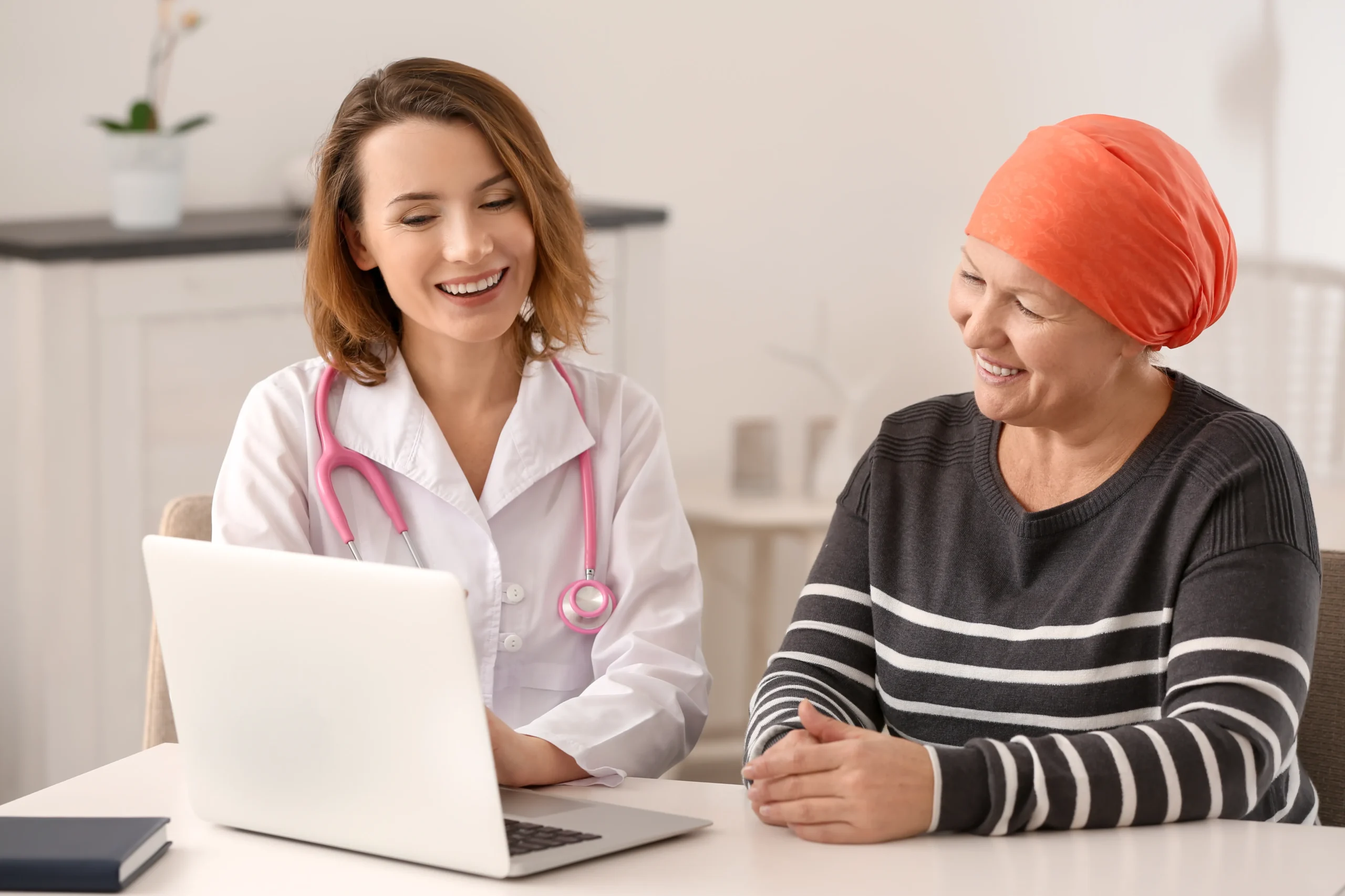 mujer-madura-con-cancer-visitando-al-medico-en-el-hospital